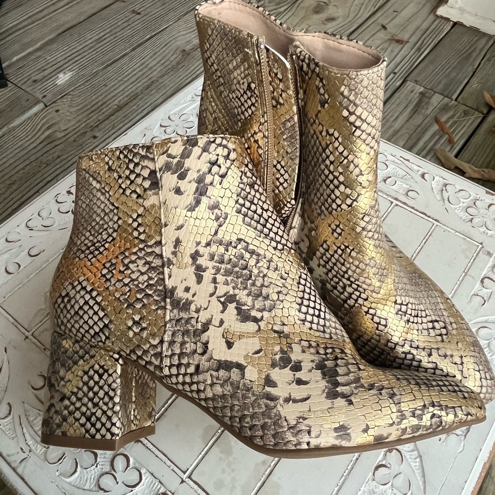 BAMBOO Trendy Animal Print with Metallic Gold Ankle Boot, Size 6, New Bundle Me!